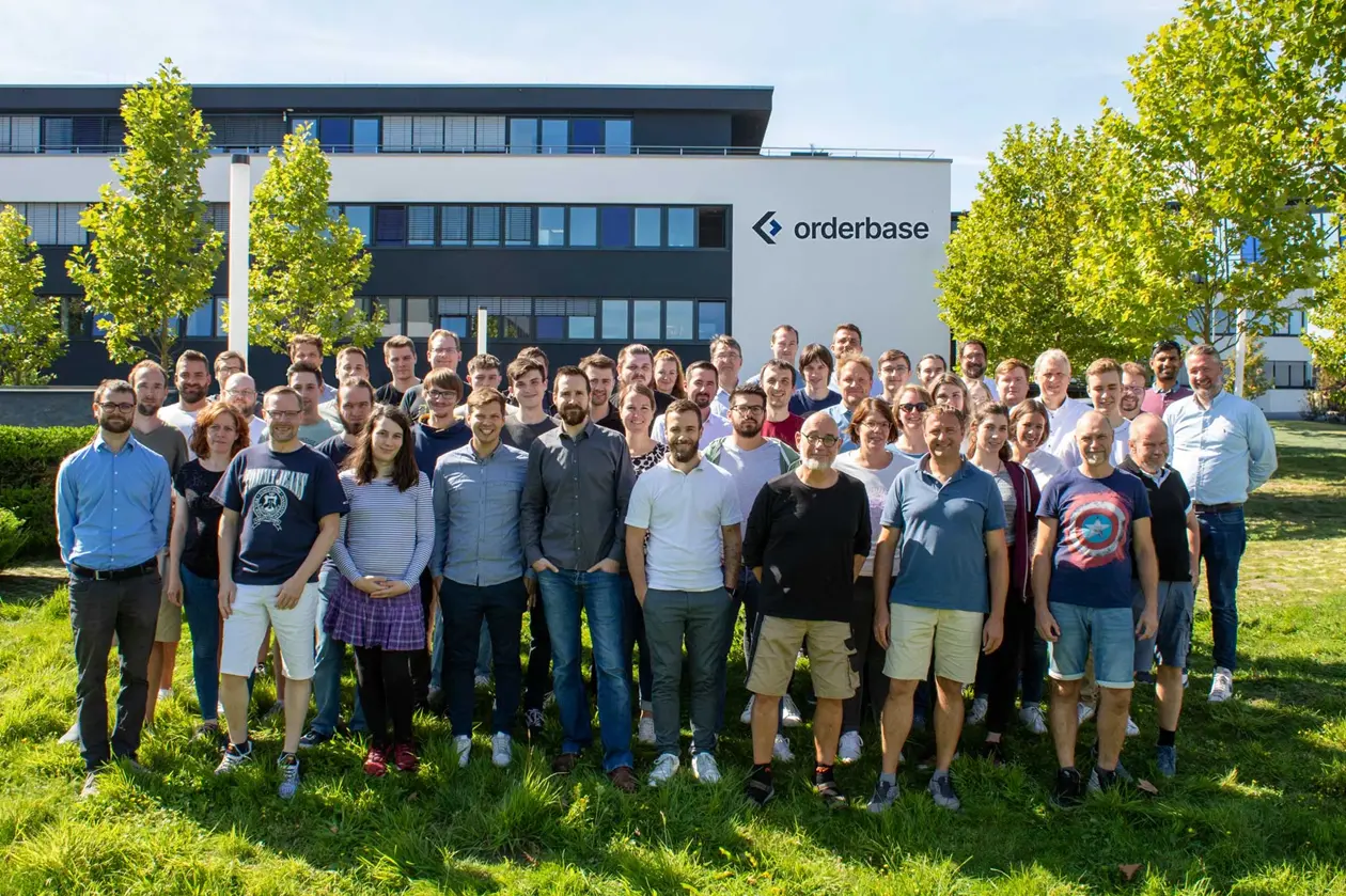 orderbase Unternehmen kompetent und persönlich Teamfoto auf dem orderbase campus in Münster